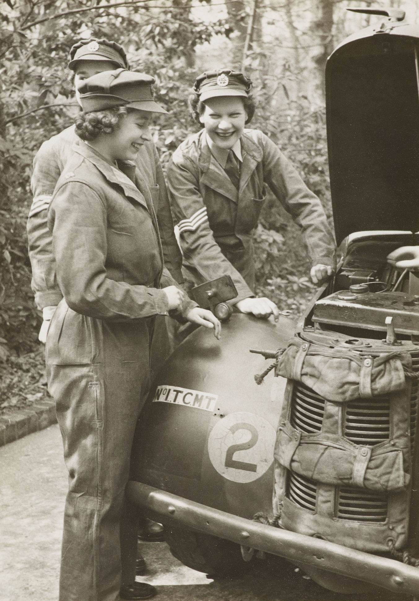 princess-elizabeth-with-ats-1945