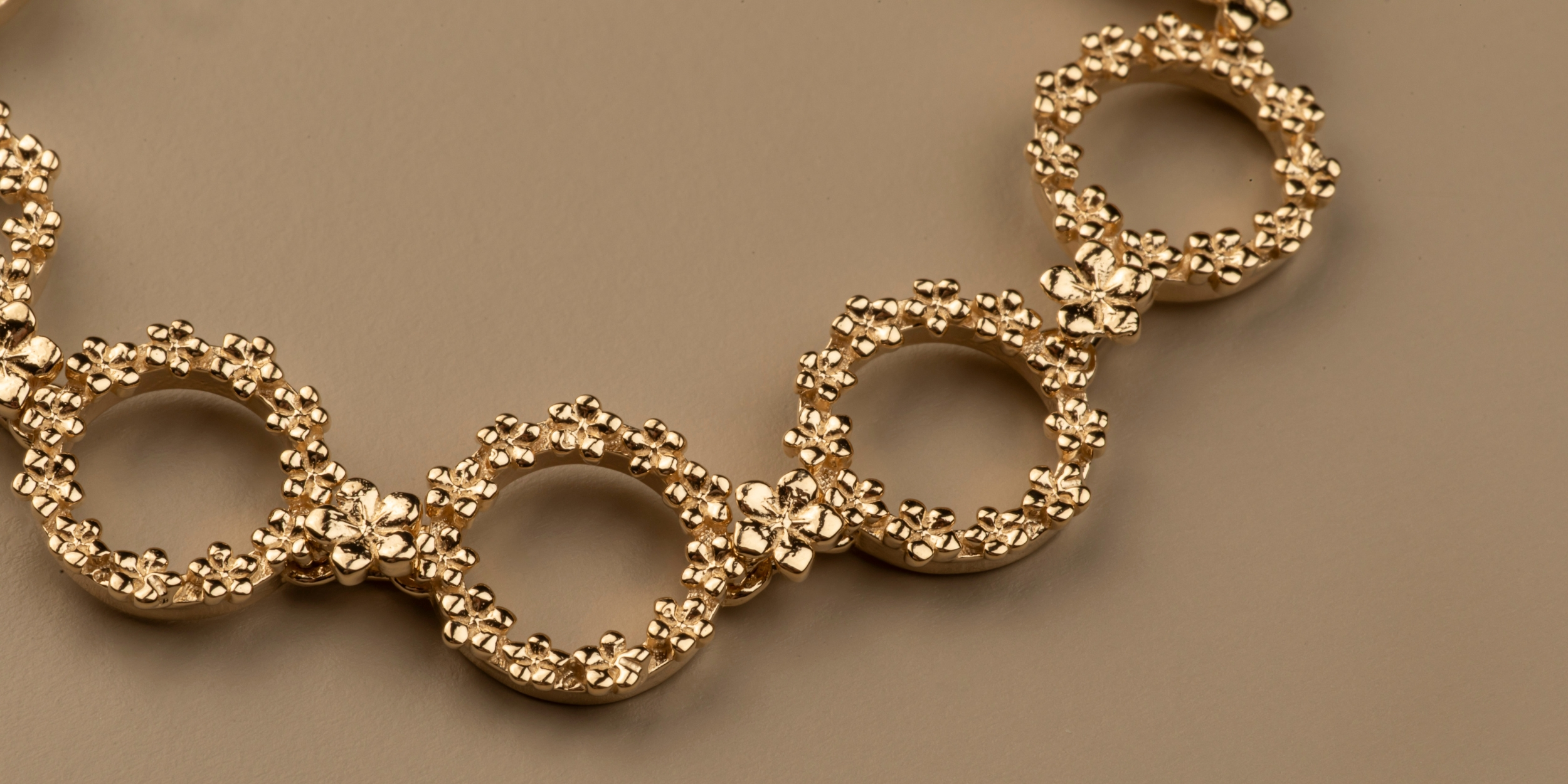 The Forget-Me-Not 'Wreath' 9-carat Gold Link Bracelet