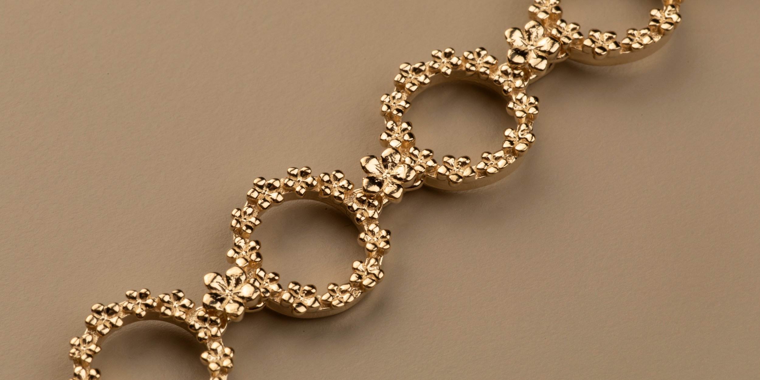 The Forget-Me-Not 'Wreath' 9-carat Gold Link Bracelet
