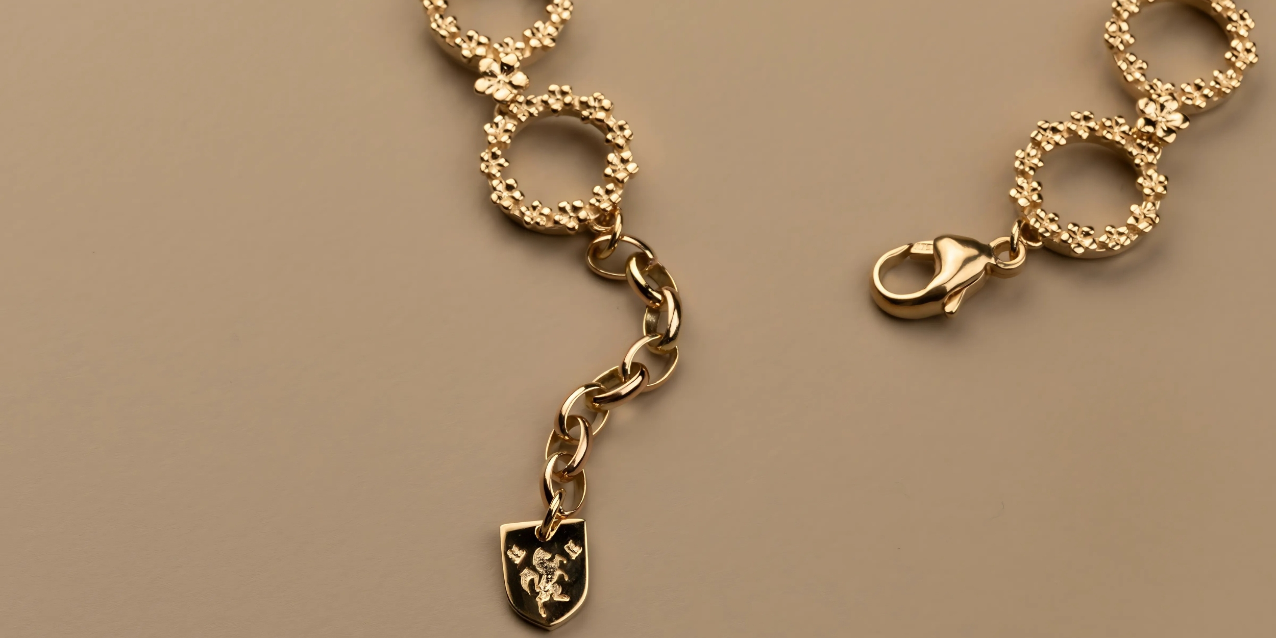 The Forget-Me-Not 'Wreath' 9-carat Gold Link Bracelet