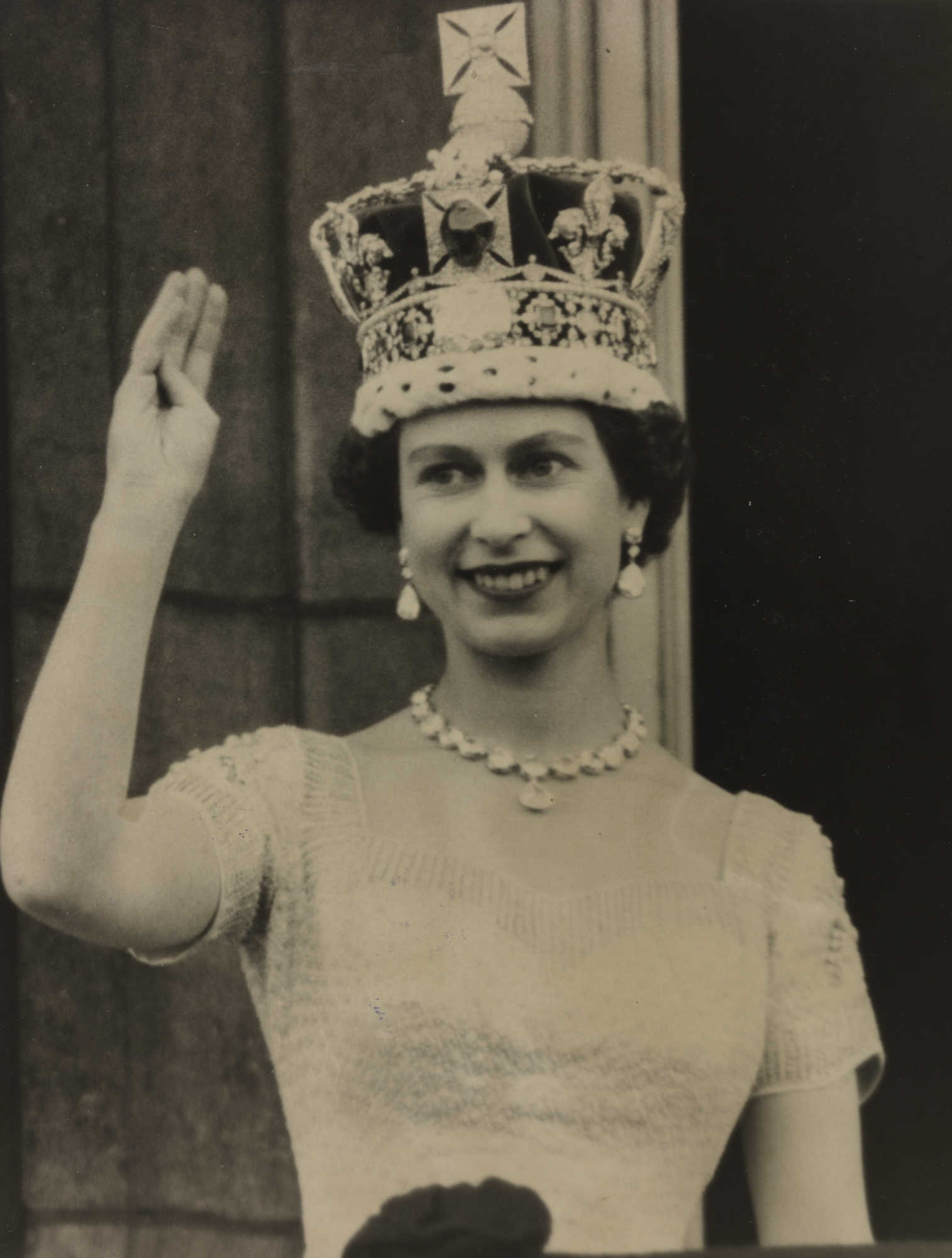 the_queen_waves_from_the_palace_balcony_after_the_coronation_1953__-_flickr_-_national_science_and_media_museum